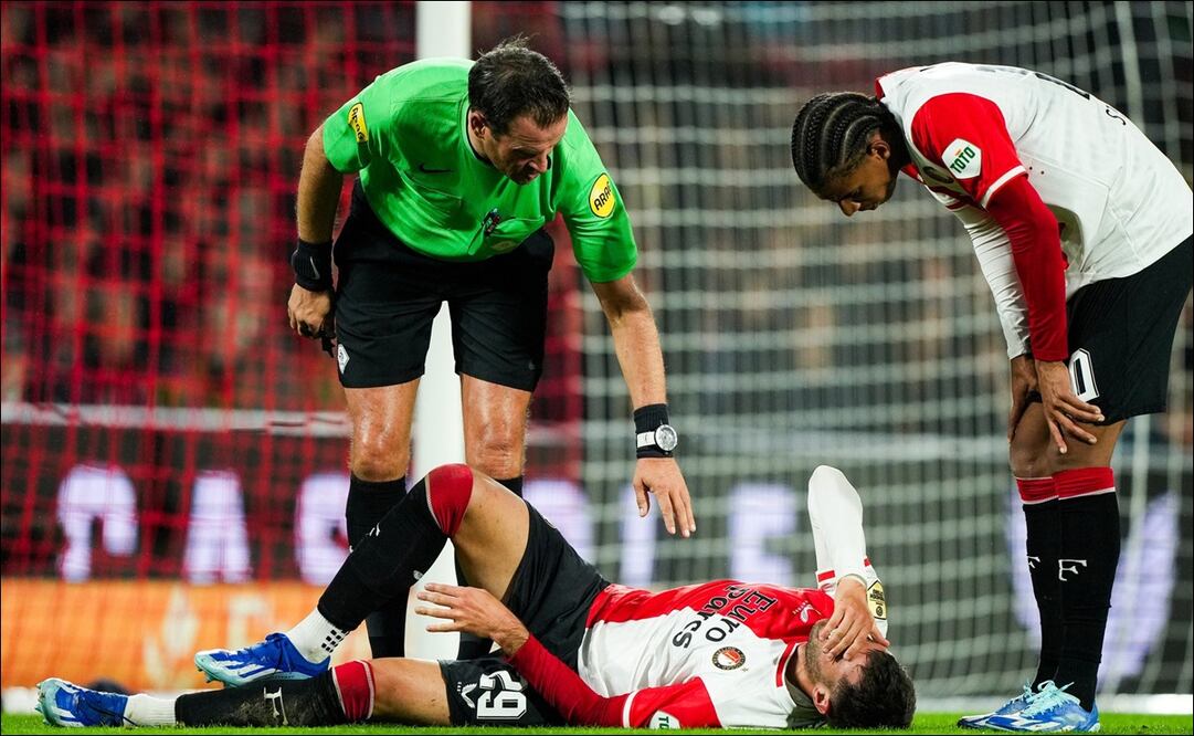 Santiago Giménez prendió los focos rojos al dejar el partido luego de sufrir una fuerte entrada / FOTO: @Feyenoord