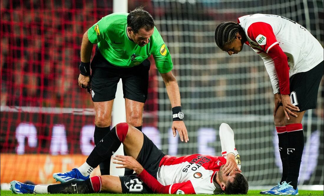 Santiago Giménez prendió los focos rojos al dejar el partido luego de sufrir una fuerte entrada / FOTO: @Feyenoord