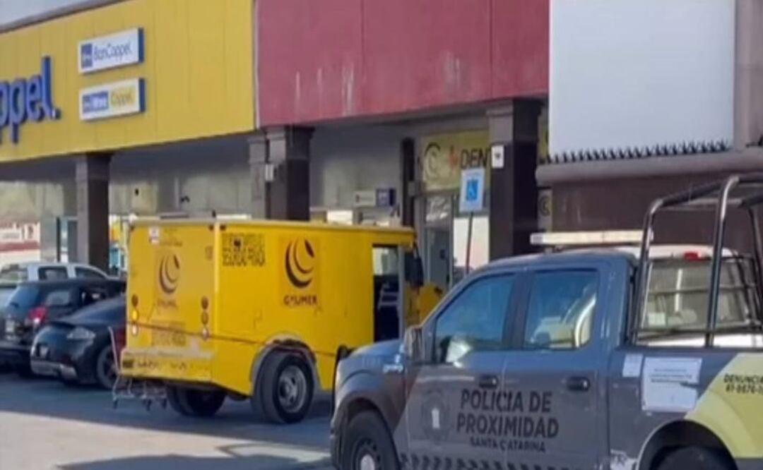 Roban más de 3 millones de pesos de camioneta de valores estacionada en Plaza Comercial de Santa Catarina, NL. Foto: Especial