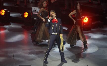 Alejandro Fernández dedica concierto a su papá Chente y canta sus canciones 