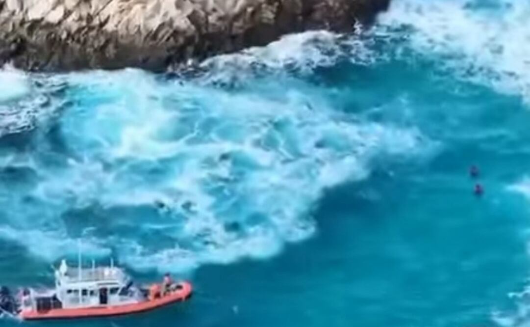 Rescatan a dos hombres con dificultades para salir del mar en Los Cabos, BCS; uno sufrió traumatismo craneal.
Foto: Especial.