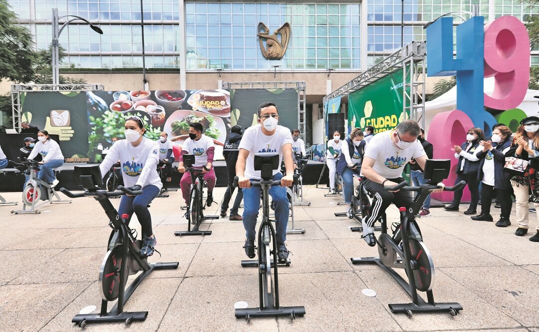 El IMSS instaló módulos infor-mativos sobre la enfermedad y bicicletas para alentar a la población a ejercitarse y ayudar a fundación. Foto: Berenice Fregoso/ EL UNIVERSAL.