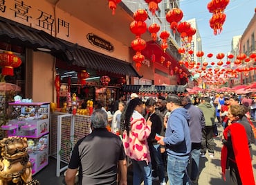 FOTOS Color, música y comida invaden al Barrio Chino previo al festejo del Año Nuevo; "se ve muy bonito el ambiente", dicen visitantes
