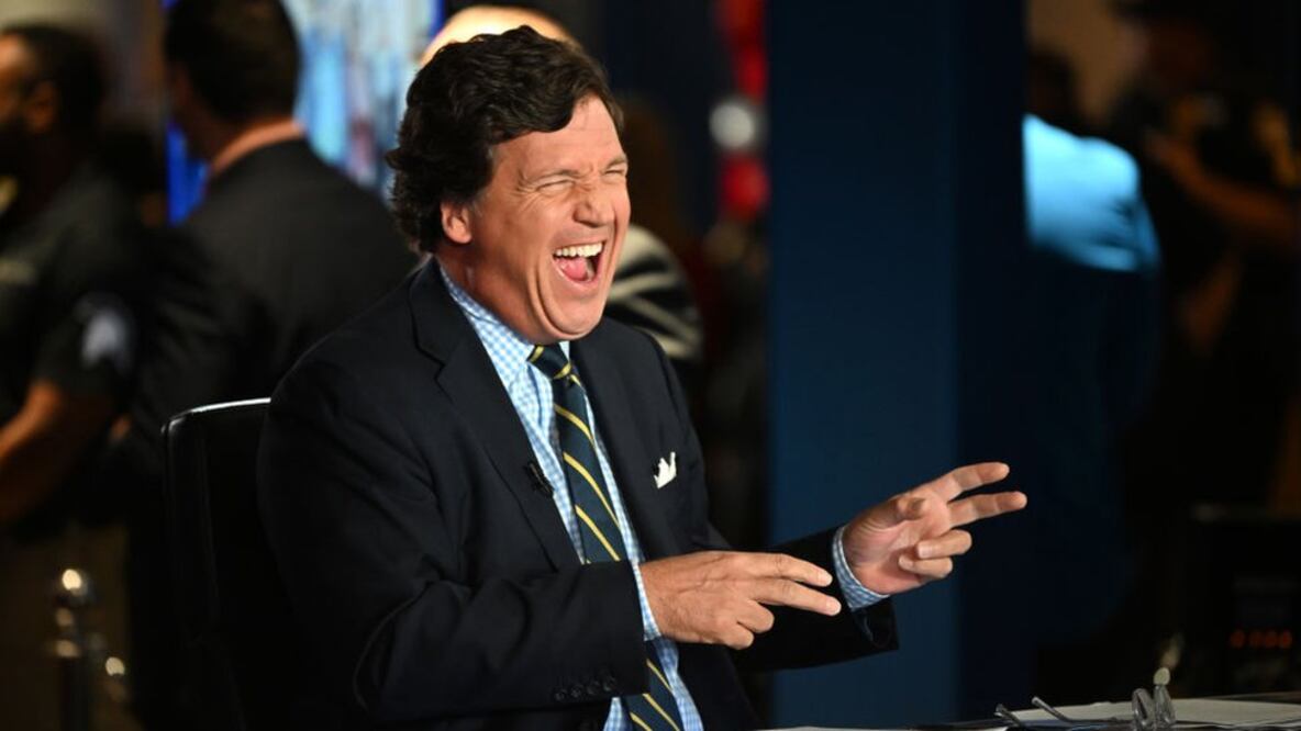 Cómo Tucker Carlson se convirtió con su estilo populista en la estrella de los conservadores en EE.UU.