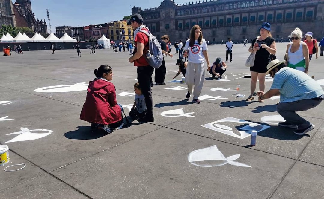 Pañuelos blancos, que simbolizan la búsqueda de los desaparecidos de la dictadura en Argentina, fueron pintados con gis en el Zócalo de la Ciudad de México. Foto: Ángel Santamaría / EL UNIVERSAL