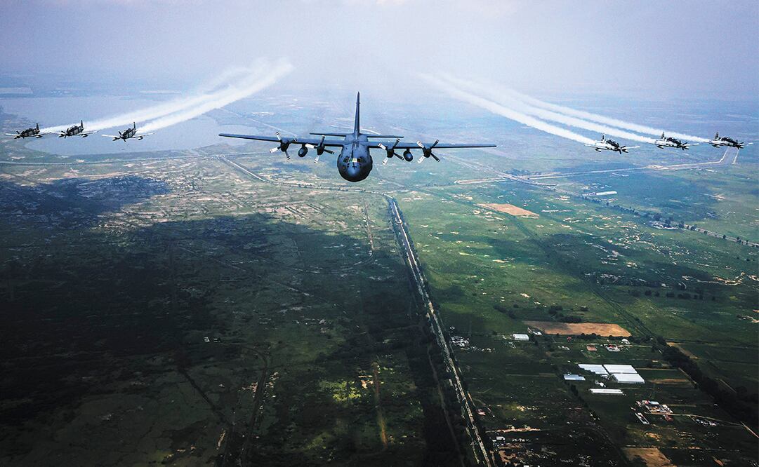 Como parte del desfile, hubo un sobrevuelo de la Fuerza Aérea. Gabriel Pano | El Universal
