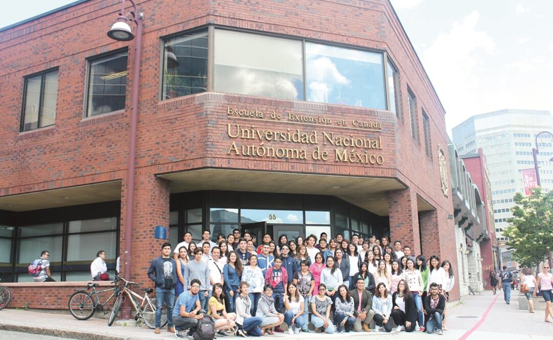 Profesores y alumnos afuera de la sede universitaria. (CORTESÍA UNAM)