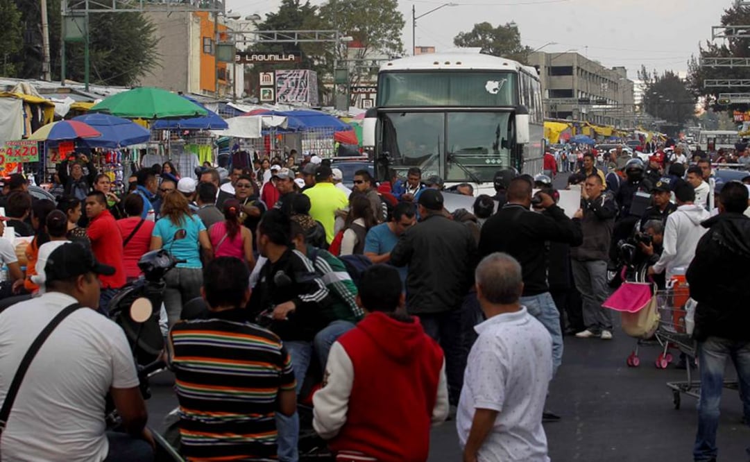 Familiares de Priscila Ortega Beltrán, niña que el pasado jueves resultó herida tras un derrumbe de la Plaza Tepito Centro protestaron frente al inmueble. Fernando Ramírez / EL UNIVERSAL