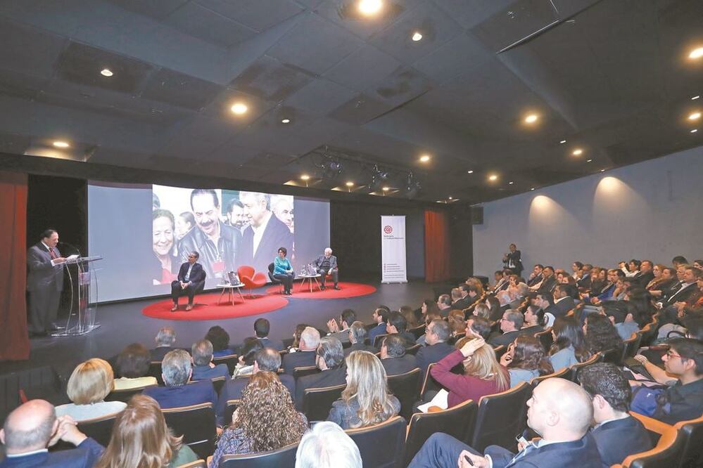Ante decenas de personalidades se presentó el libro por los 50 años al frente de EL UNIVERSAL, del Licenciado Juan Francisco Ealy Ortiz. FOTOS: GERMÁN ESPINOSA. EL UNIVERSAL