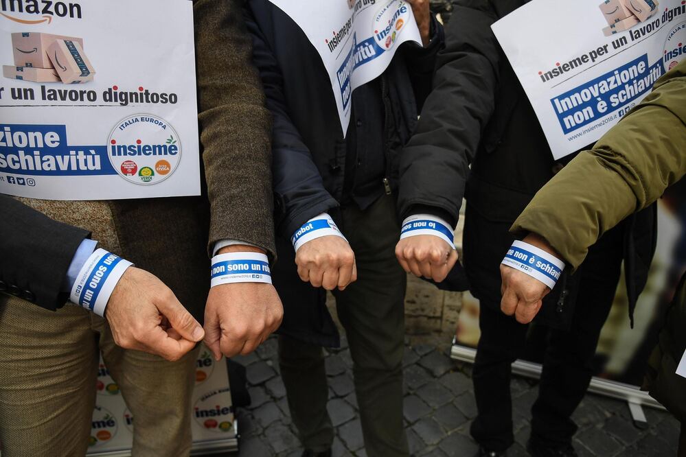 El Gobierno italiano rechazó hoy que los trabajadores de la compañía de comercio digital estadounidense Amazon vayan a llevar una pulsera que registre sus movimientos porque esta posibilidad va contra las leyes del país (Foto:EFE)