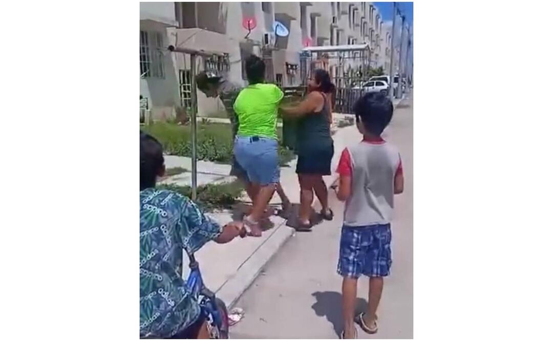 Las dos comerciantes le dieron tremenda golpiza, lo patearon y después lo amarraron a un poste ante la presencia de muchos testigos. Foto: Especial