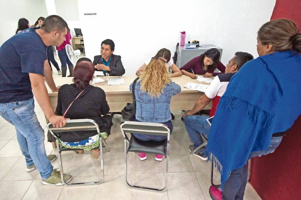 La noticia de los cuerpos no identificados apilados en cajas de tráiler en el IJCF se esparció por el país y este sitio se ha convertido en un punto de búsqueda. (FOTO: Carlos Zepeda. EL UNIVERSAL)