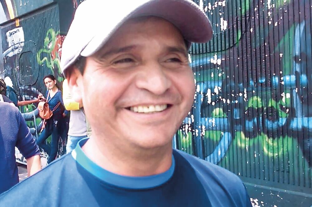 Agustín Morales aplaude el regreso de los celestes a Santa Úrsula. Foto: CHRISTIAN MENDOZA. EL UNIVERSAL