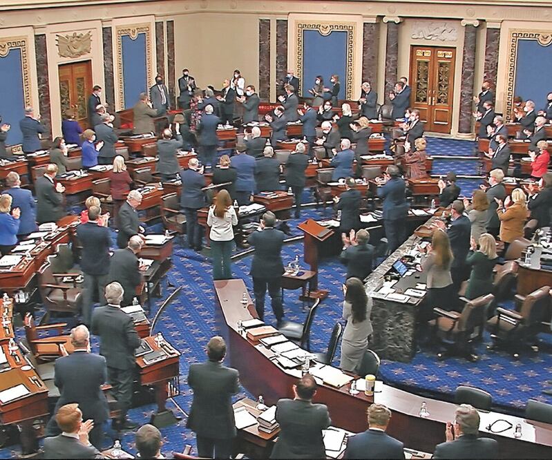 El Senado aprobó ayer por unanimidad otorgar al policía del Capitolio Eugene Goodman la medalla de oro del Congreso, por “su increíble valentía”, al responder en el asalto al recinto del pasado 6 de enero. Foto: AP