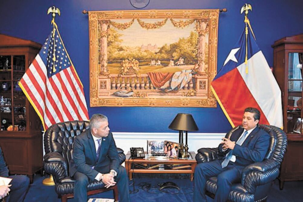 Francisco García Cabeza de Vaca (der.) se reunió ayer con Erik Moncayo, subcomisionado de Aduanas y Protección Fronteriza de EU. Foto: ESPECIAL