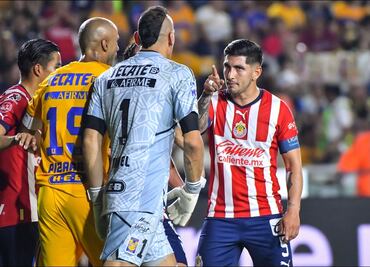 Nahuel Guzmán agrede con un balonazo por la espalda a Víctor Guzmán en el triunfo de Chivas