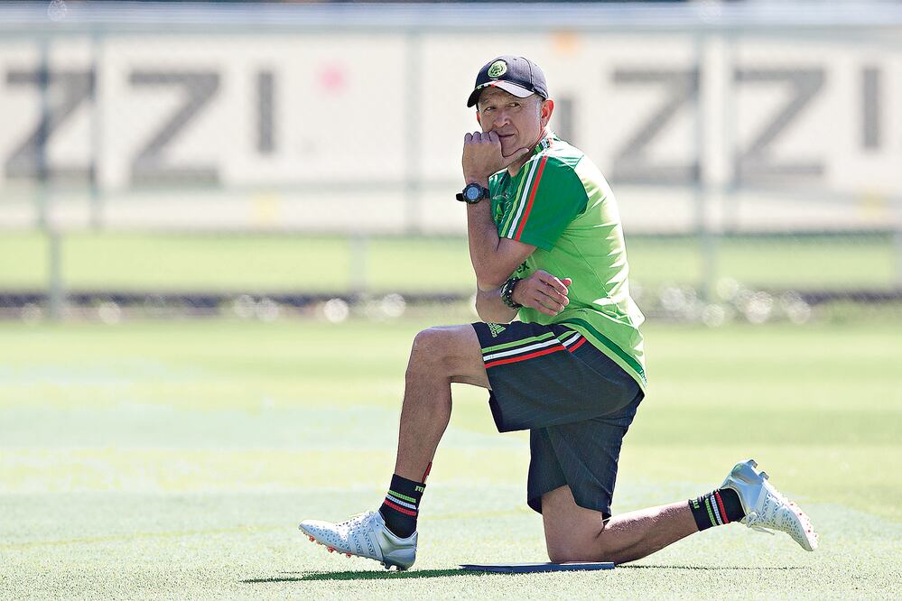 El colombiano Juan Carlos Osorio ya entrenó al conjunto mexicano y busca transmitir, lo más pronto posible, su idea futbolística (ERNESTO PÉREZ. IMAGO7)