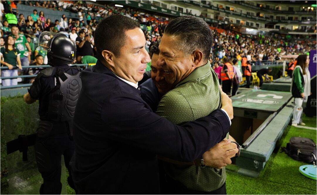Efraín Juárez y Nacho Ambriz en un duelo del Apertura 2025. FOTO: IMAGO7