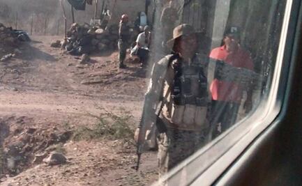 Video. En Badiraguato, cuna del "Chapo", hombres armados detienen convoy de prensa que cubre a AMLO