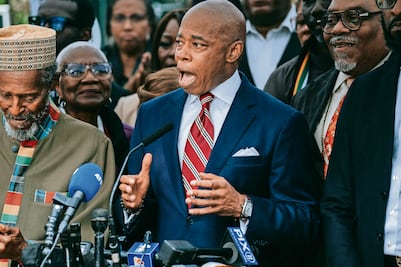 Fiscalía acusa que Adams abusó de sus cargos públicos