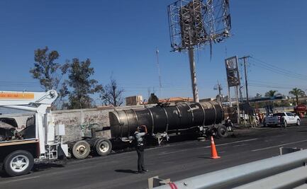 Incendio de pipa genera caos vial en la carretera Silao-León