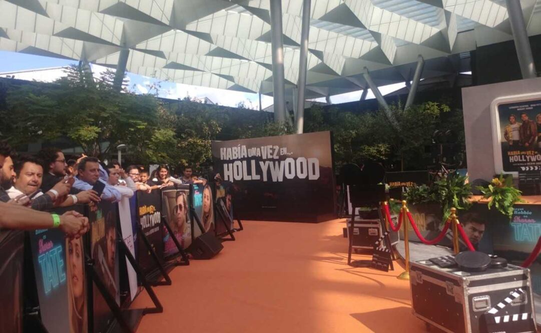 Fans mexicanos esperando a Brad Pitt en una plaza del Estado de México