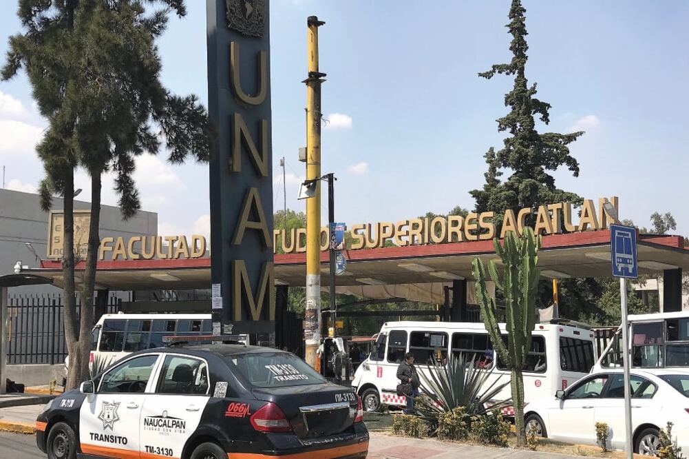 Desde el ataque a la profesora de Finanzas y Economía, patrullas de la policía municipal custodian los tres accesos de la FES Acatlán. (ARCHIVO EL UNIVERSAL)