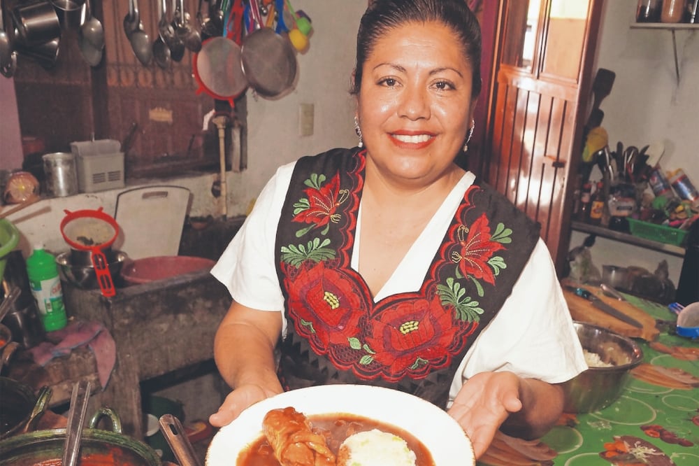 Catalina Lucas ha creado nuevas recetas de moles, como el de mezcal, de guayaba y maracuyá, entre otros. Foto: Edwin Hernández/ EL UNIVERSAL