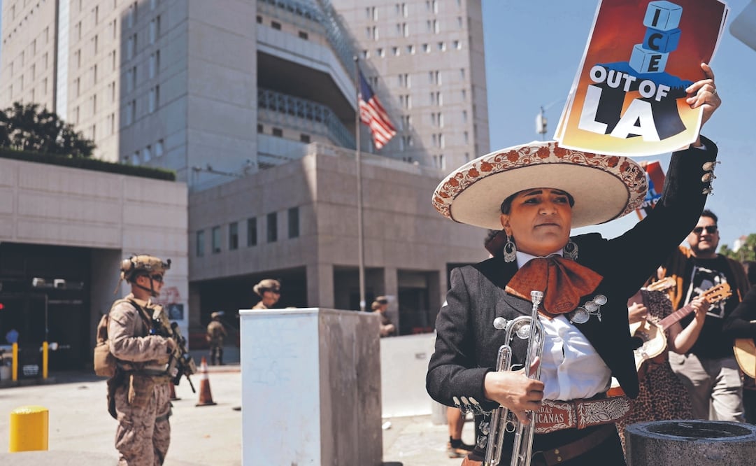 Mexicanosamericanos en una protesta afuera del Centro de Detención Metropolitana de Los Ángeles, el 20 de junio. Creadores de origen mexicano denuncian detenciones. Foto: de Getty Images vía AFP