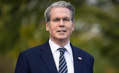 EU prorroga exención de sanciones que permite la venta de petróleo ruso; dice que 10 países lo pidieron ante la crisis