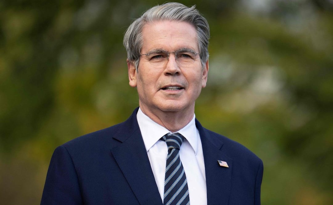 El secretario del Tesoro de Estados Unidos, Scott Bessent, habló con la prensa frente al Ala Oeste de la Casa Blanca en Washington, D.C., el 22 de octubre de 2025. Bessent anunció que Washington daría a conocer nuevas sanciones contra Rusia, un día después de que el presidente Donald Trump suspendiera las conversaciones con Moscú sobre la guerra de Ucrania. "Vamos a anunciar, ya sea esta tarde o mañana a primera hora, un endurecimiento sustancial de las sanciones contra Rusia", declaró Bessent a los periodistas en la Casa Blanca. Foto: AFP