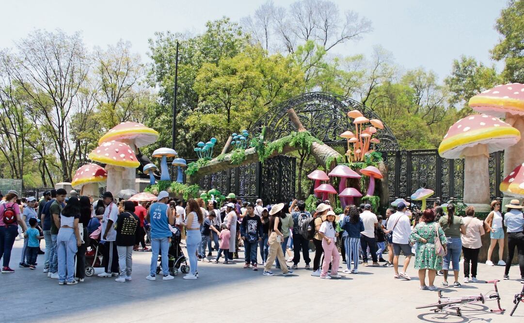 Cientos de familias aprovecharon el último día de vacaciones de Semana Santa para visitar la exposición Spora en el Bosque de Chapultepec. Foto: Darío Luna / EL UNIVERSAL