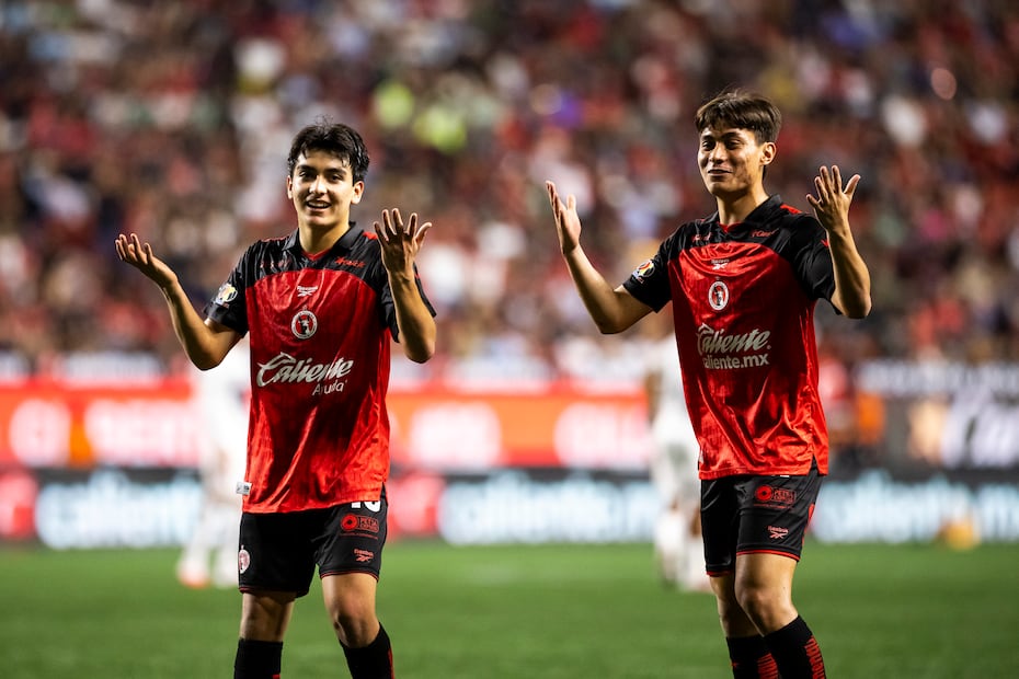 Gilberto Mora y Ramiro Árciga en festejo de gol con los Xolos de Tijuana - Foto: Imago7