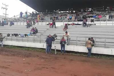 Descansan 450 integrantes de la caravana migrante en estadio de la CDMX