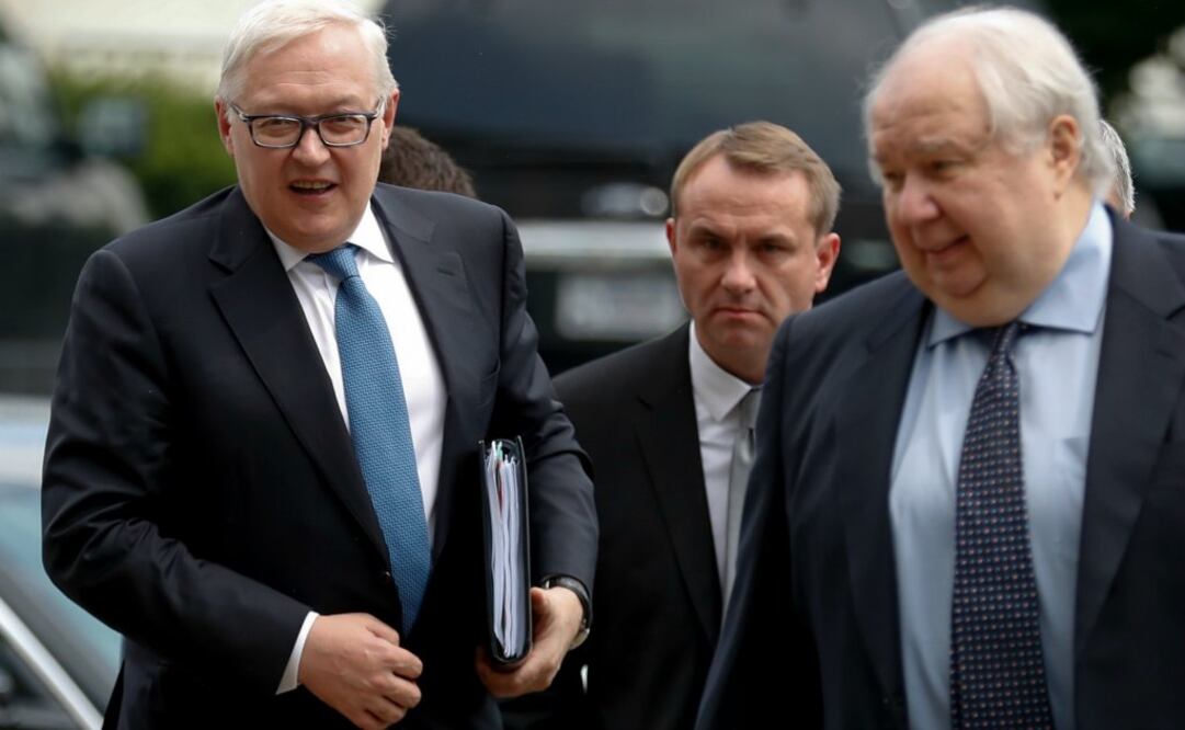 El viceministro de relaciones exteriores de Rusia Serguei Ryabkov (izq) y el embajador ruso ante Estados Unidos Sergey Kislyak, (der) llegan al Departamento de Estado en Washington el 17 de julio del 2017. Foto: AP