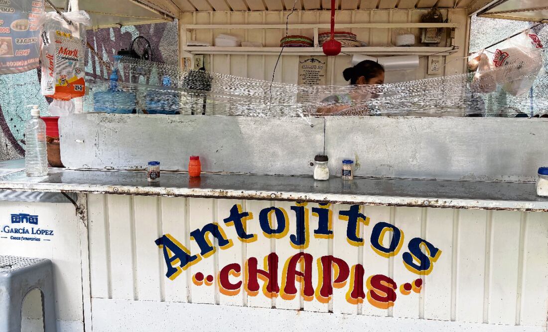 Comerciantes indicaron que antes con el color blanco no se distinguía de qué eran los puestos. Foto: Liliana Gómez / EL UNIVERSAL
