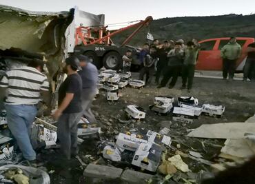 Vuelca tráiler con 30 toneladas de cerveza; pobladores resguardan la carga