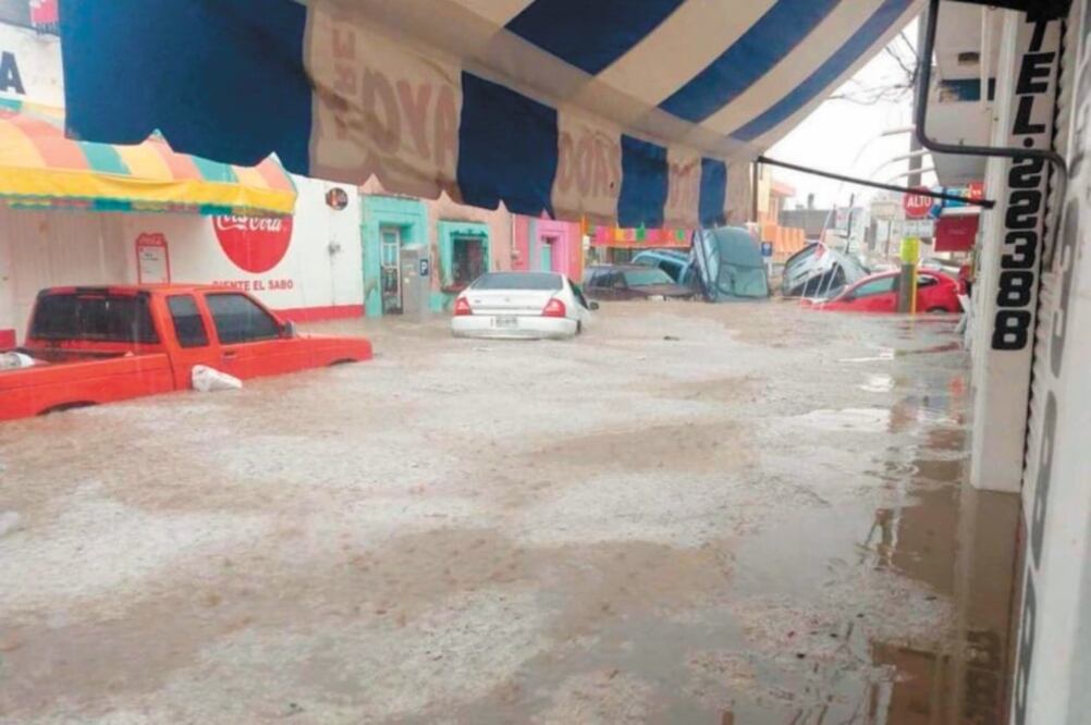 Varios automovilistas se quedaron atrapados dentro de sus vehículos durante el aguacero que anegó varias comunidades de Matehuala. Foto: CORTESÍA: PROTECCIÓN CIVIL