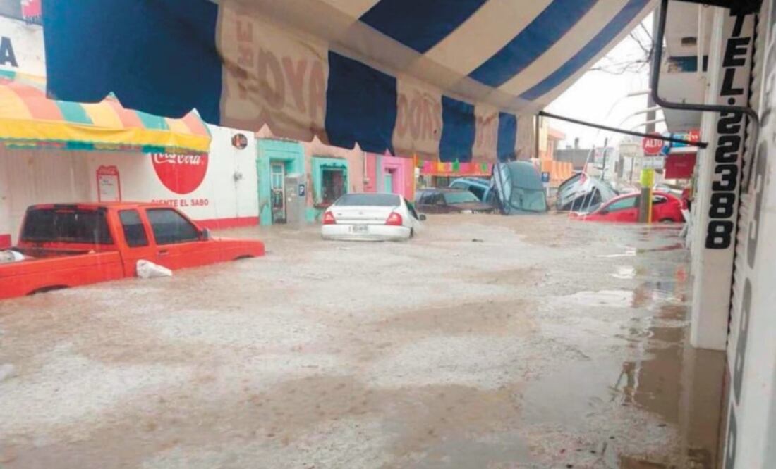 Varios automovilistas se quedaron atrapados dentro de sus vehículos durante el aguacero que anegó varias comunidades de Matehuala. Foto: CORTESÍA: PROTECCIÓN CIVIL