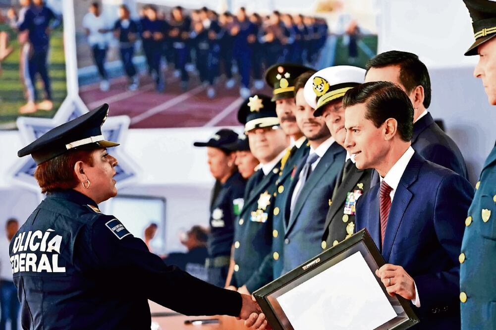 Enrique Peña Nieto encabezó el 88 aniversario de la Policía Federal, donde pidió a los elementos de la corporación honrar su placa y uniforme. Precisó que las mujeres y hombres representan a México y el país confía en ellos (PRESIDENCIA)