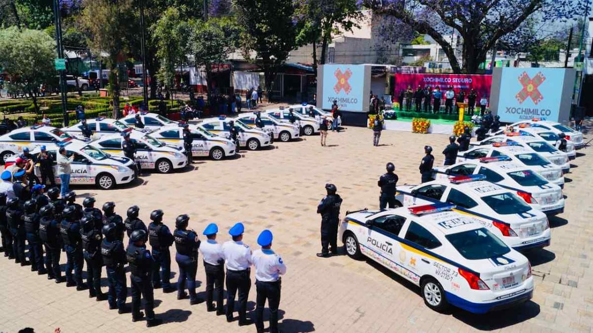 La alcaldesa de Xochimilco, Circe Camacho, entregó 20 nuevas patrullas a agentes de la policía de dicha demarcación. Foto: Especial