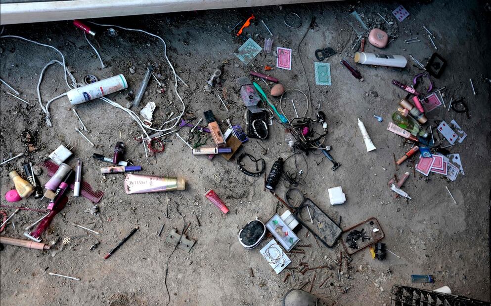 Varios cosméticos se observan en la imagen al igual que cables para celular y audífonos; además, de un carrito. Foto: AFP