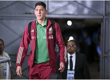 Edson Álvarez, en la lista de deseos del Manchester United