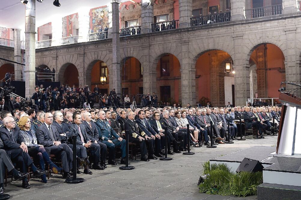 Ante mil 500 servidores públicos, el presidente Enrique Peña Nieto dijo que trabajarán para que los ciudadanos ejerzan su derecho al voto en un clima de libertad. (PRESIDENCIA)