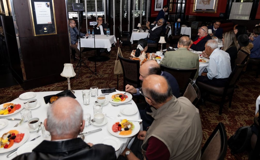 Los lectores de EL UNIVERSAL participaron en una charla con Salvador García Soto en el restaurante The Capital Grille. | Foto: Hugo Salvador.