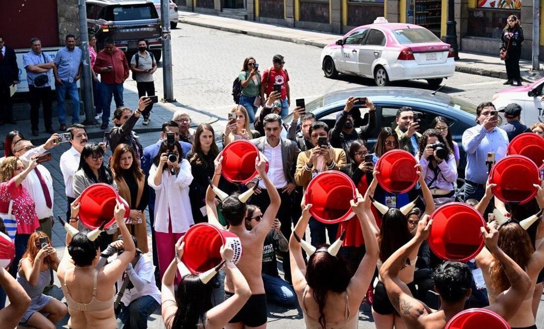 Activistas realizan performance al "bañarse en sangre" en protesta en contra de las corridas de toros. Foto: Especial