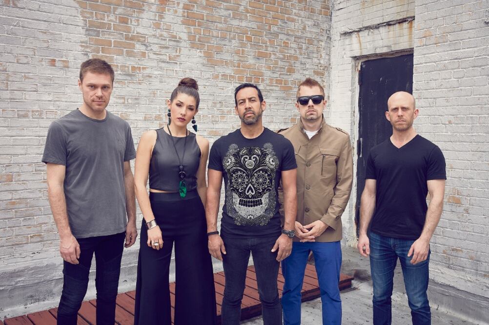 Junto a su banda Migration, el músico del filme Birdman (centro) estrena el disco Lines in the sand. (CORTESÍA)