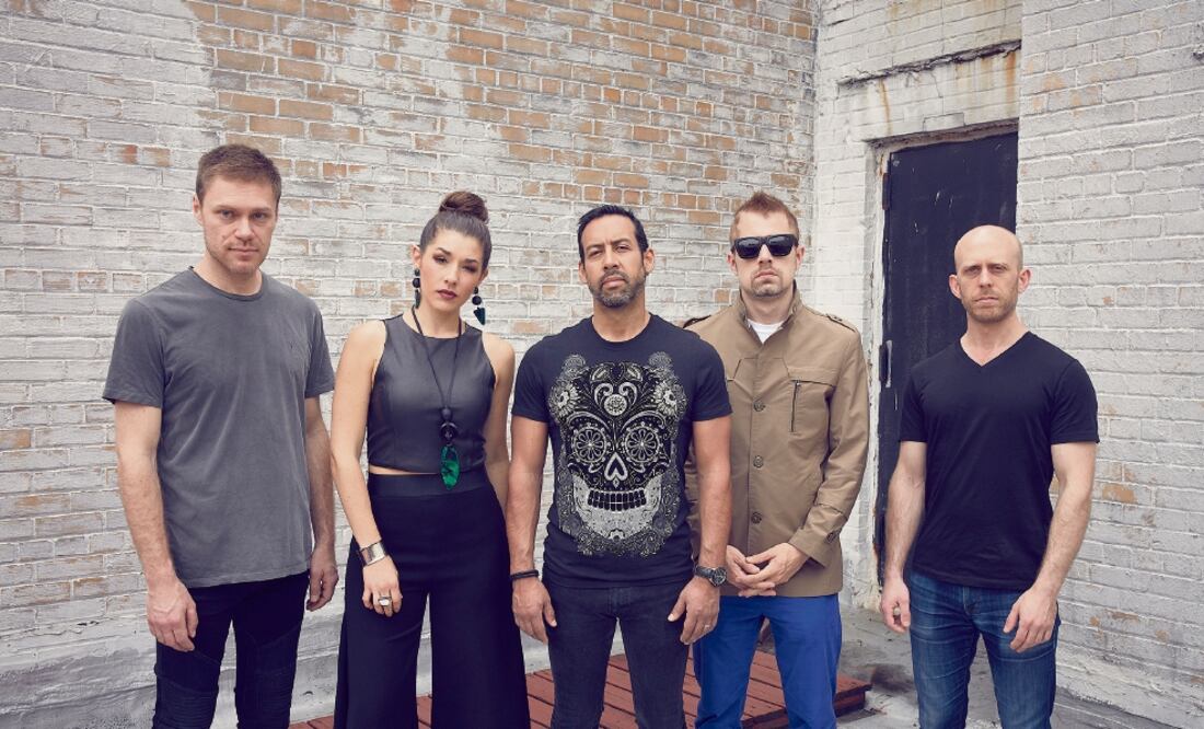 Junto a su banda Migration, el músico del filme Birdman (centro) estrena el disco Lines in the sand. (CORTESÍA)