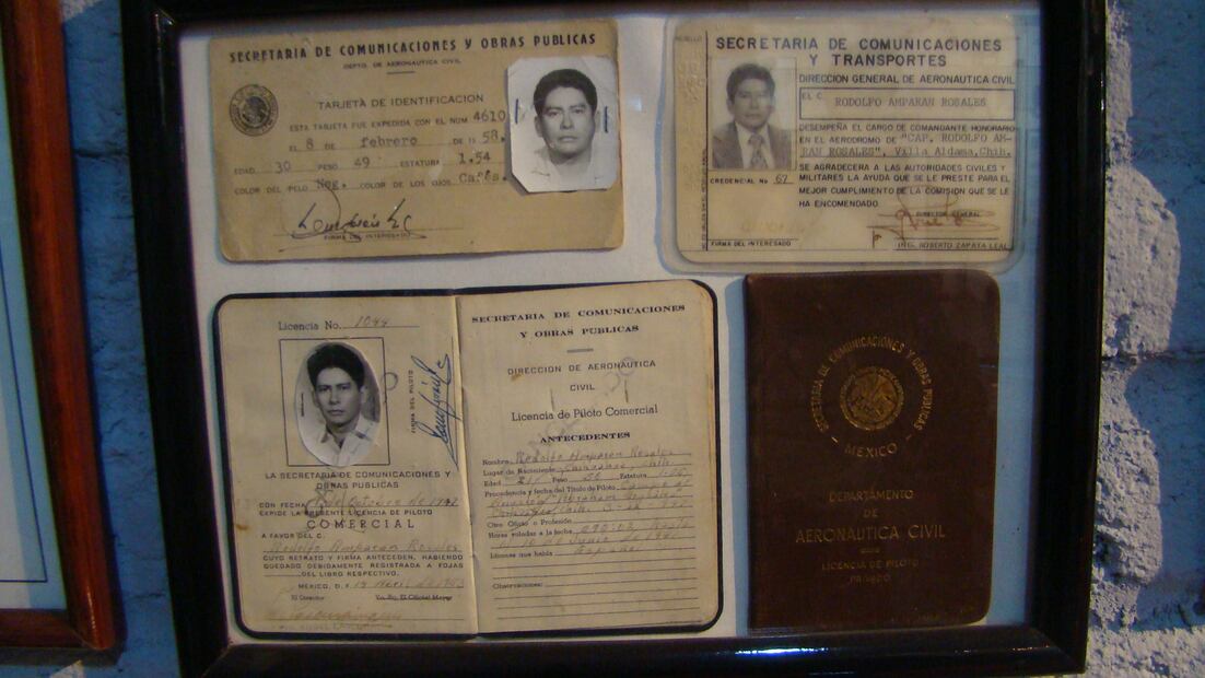 Credenciales y licencias del piloto Amparán. Fuente: Archivo Personal-Air Museum.