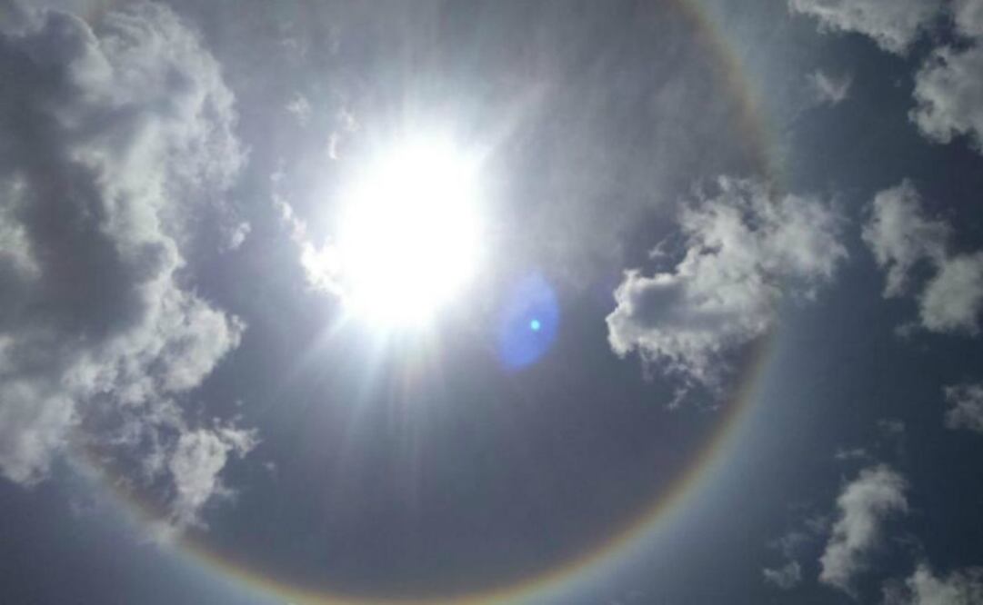 Asimismo, La Comisión Nacional del Agua (Conagua) informó en su cuenta de Twitter; que esta tarde se percibe un halo solar en la Ciudad de México. (Foto: Especial )